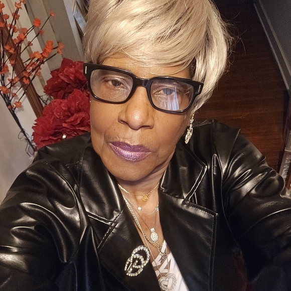 Meet your Posher, Lillian - Picture 2 of 2